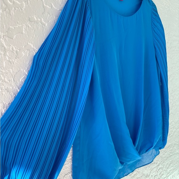 NEW Elegant Vince  Camuto Blouse with pleated sleeves! - Picture 7 of 8